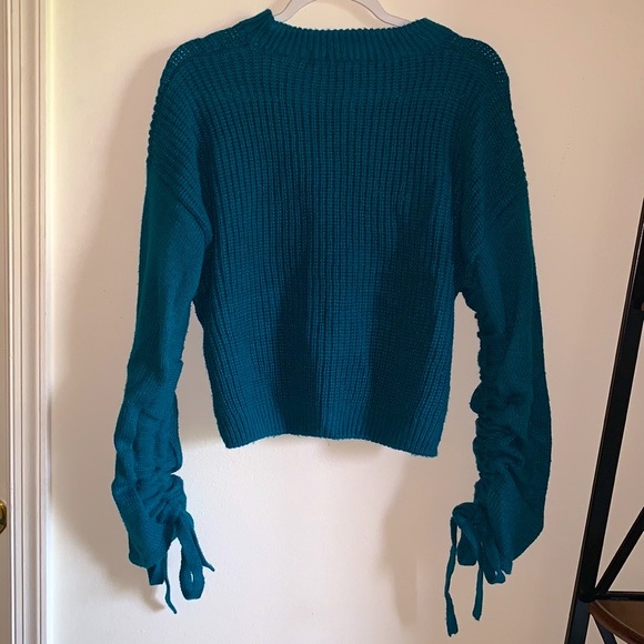 NWOT LF | Emma & Sam Cropped Ruched Sleeve Sweater - Picture 4 of 6